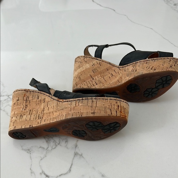 Born Black black Wedge Sandals with Crisscross Straps. SZ 7. Style M/WB83603. - Picture 4 of 5